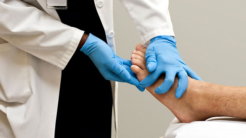STK_biofilm_exam_foot_gloves_840x473