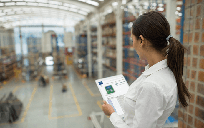 STK_Delivery-in-warehouse-on-laptop