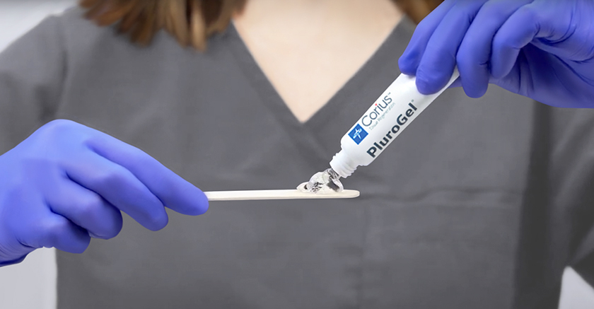 STK_SH_Article_Plurogel-RGB_01 xClinician putting PluroGel Burn and Wound Dressing on wooden stick